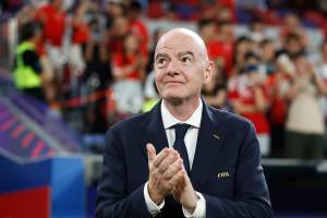 il presidente Fifa Gianni Infantino che applaude