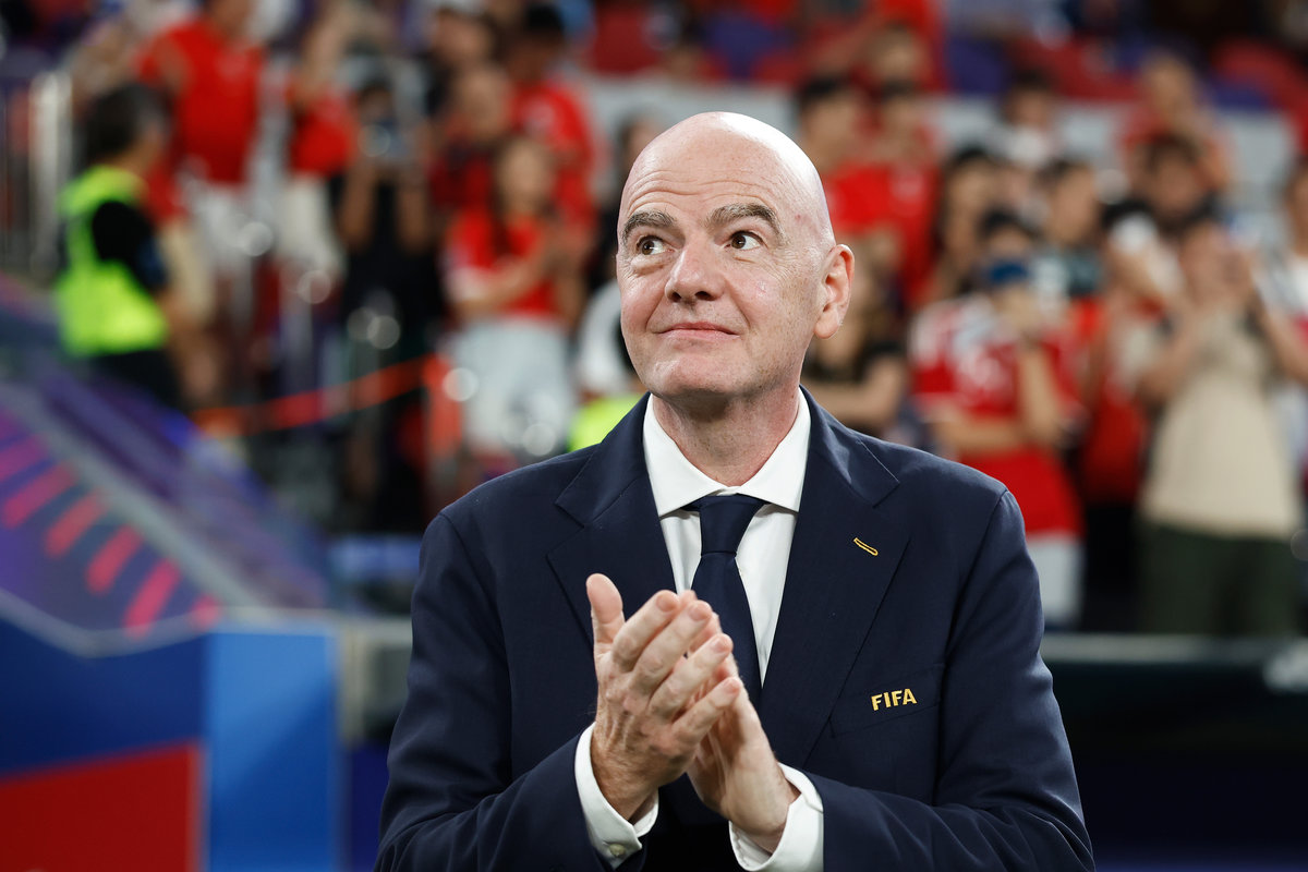 il presidente Fifa Gianni Infantino che applaude