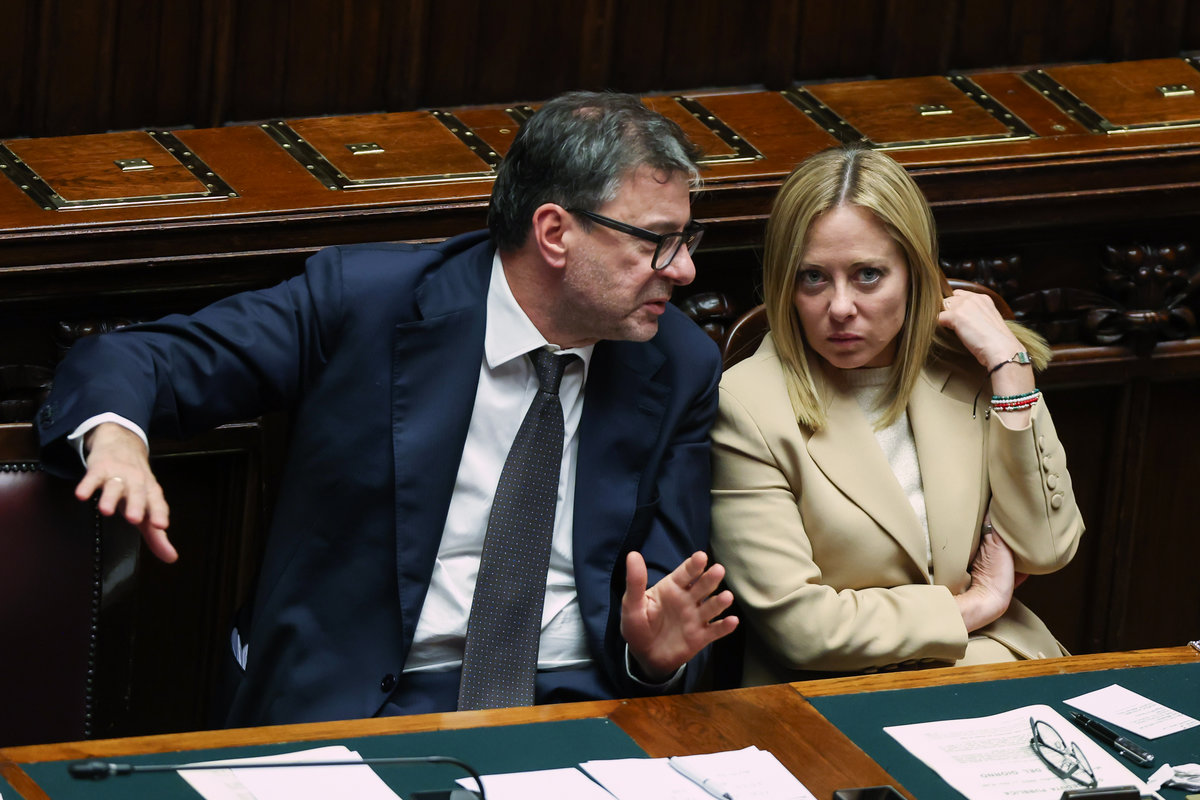 Giancarlo Giorgetti e Giorgia Meloni discutono alla Camera dei Deputati