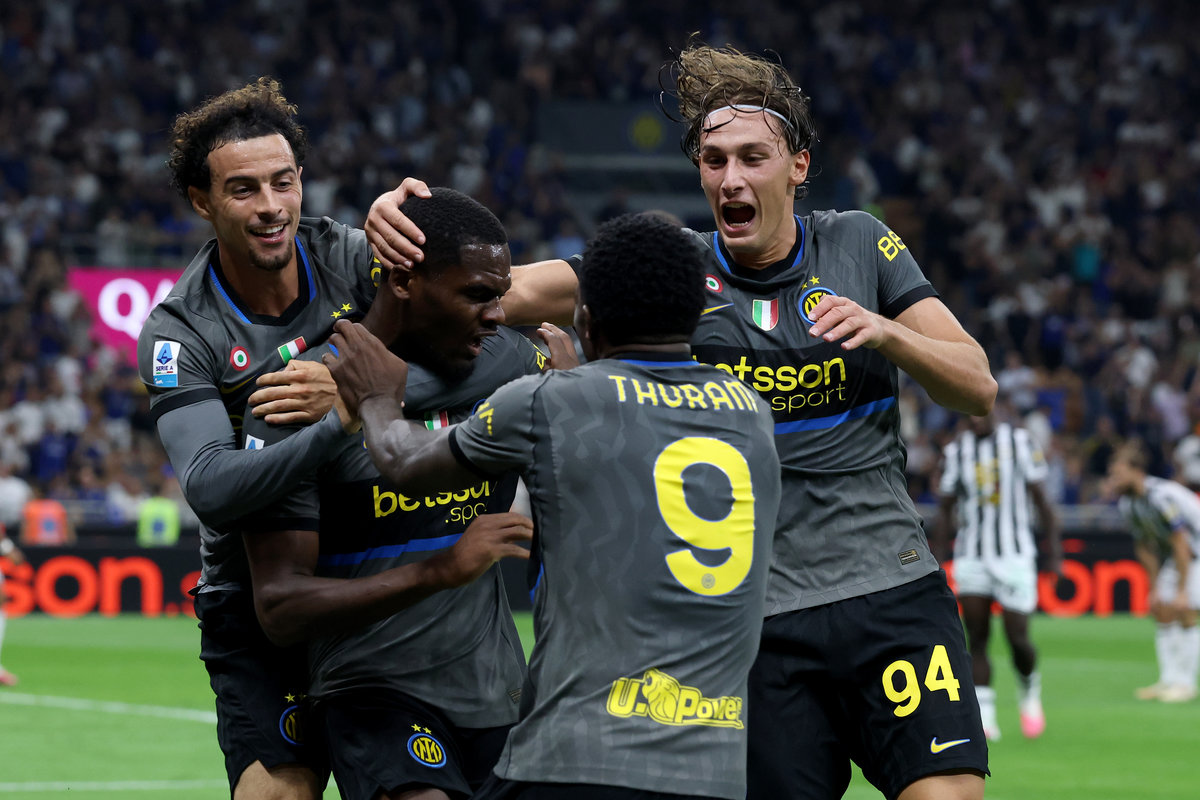 L'Inter esulta dopo un gol con Curtis Jones, Bonny, Esposito e Thuram