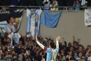 Lionel Messi saluta i tifosi nel match di addio all'Argentina