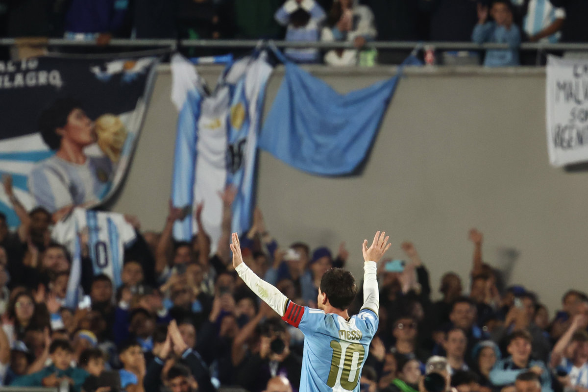 Lionel Messi saluta i tifosi nel match di addio all'Argentina