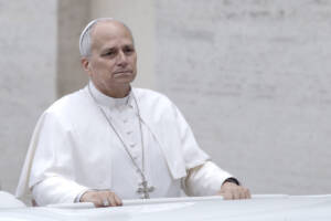 Papa Leone XIV in Vaticano con il completo bianco