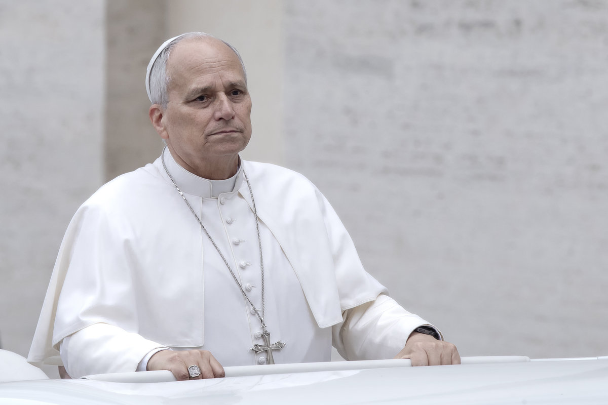 Papa Leone XIV in Vaticano con il completo bianco