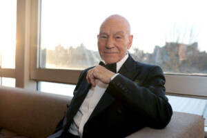 l'attore Patrick Stewart in abito elegante ai Bafta Film Awards