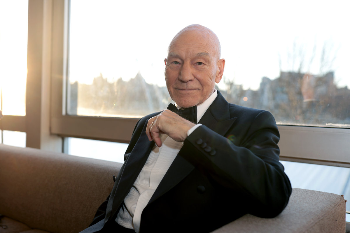 l'attore Patrick Stewart in abito elegante ai Bafta Film Awards