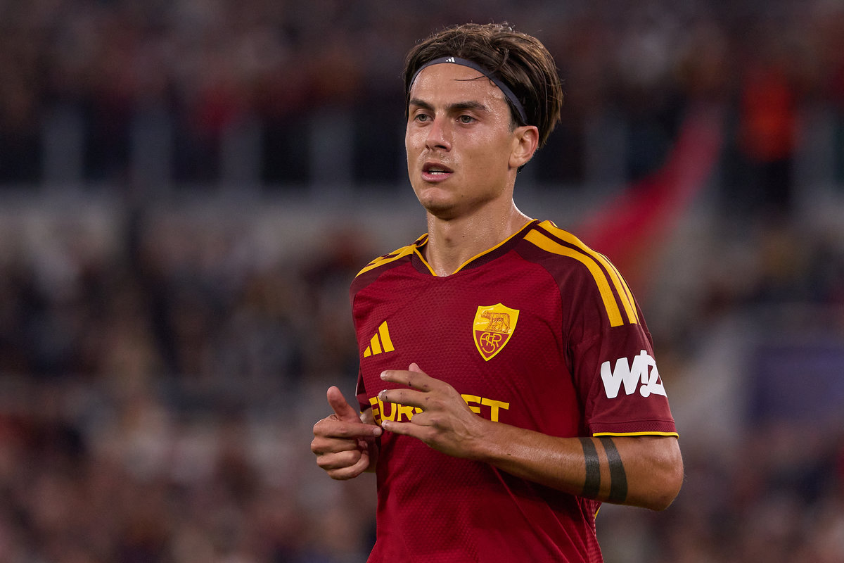 Paulo Dybala gioca con la maglia della Roma