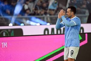 l'attaccante spagnolo Pedro saluta i tifosi della Lazio all'Olimpico