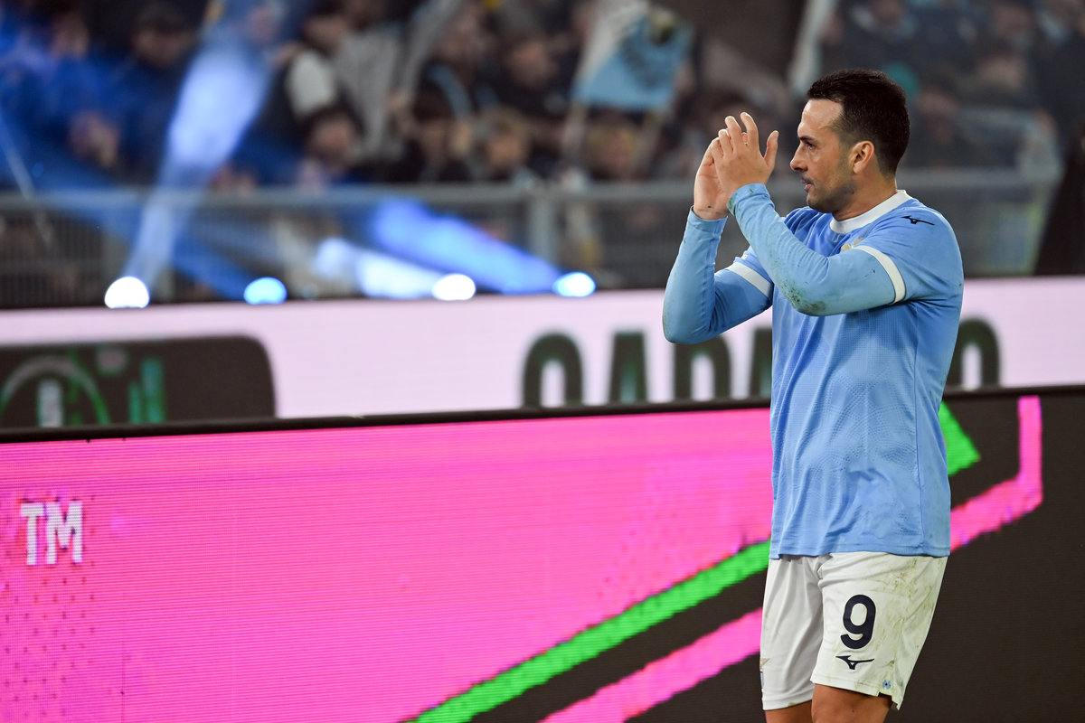 l'attaccante spagnolo Pedro saluta i tifosi della Lazio all'Olimpico