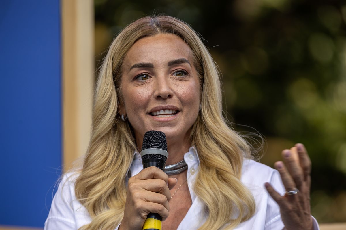 la sindaca di Genova Silvia Salis parla con il microfono ad un evento
