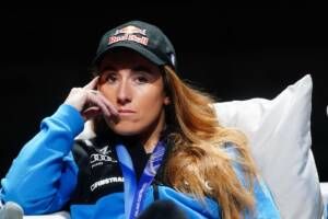 la sciatrice italiana Sofia Goggia pensierosa con un cappellino in testa