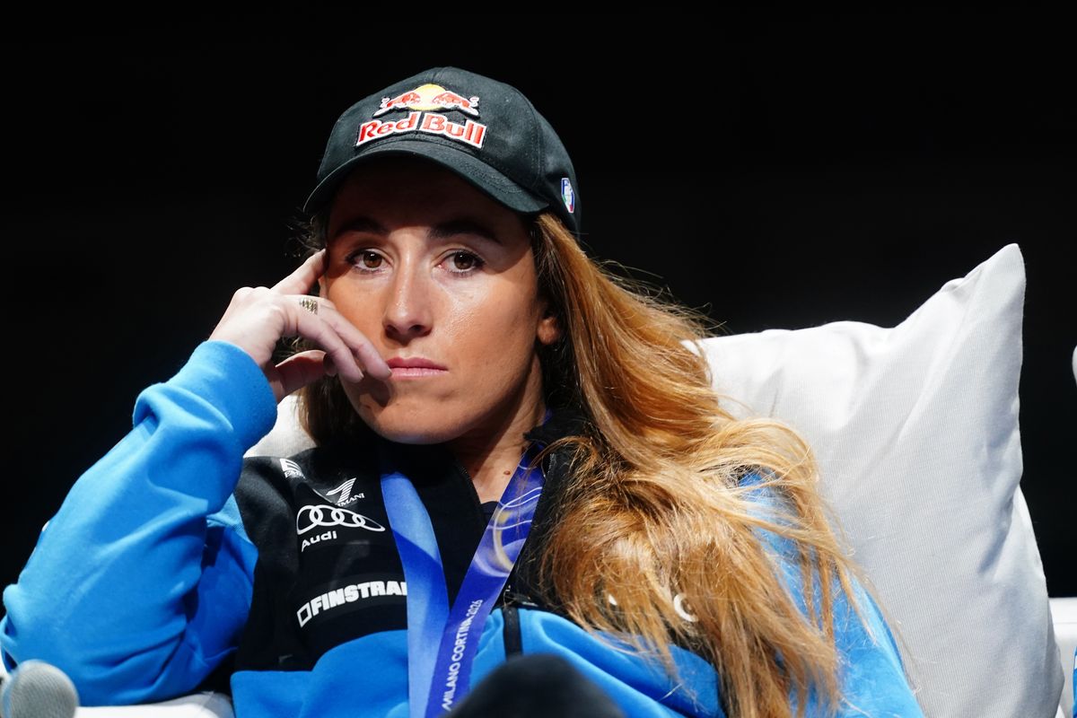 la sciatrice italiana Sofia Goggia pensierosa con un cappellino in testa
