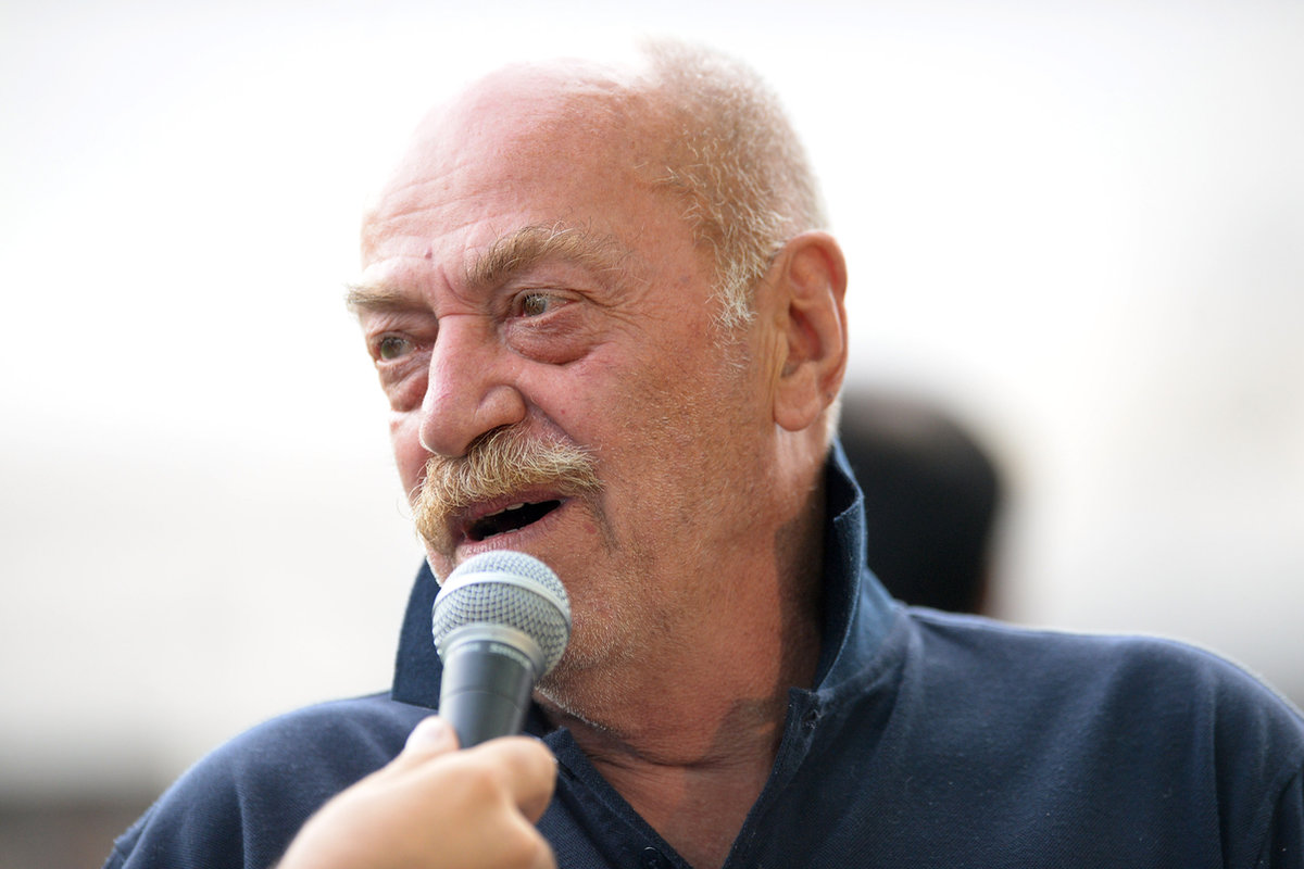 il giornalista Toni Capuozzo con il microfono in mano