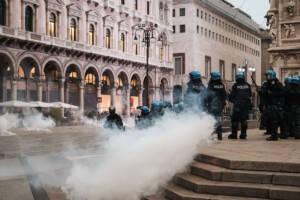 manifestazione e scontri a Milano con la polizia