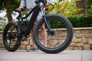 un ragazzo che sta per salire su una e-bike