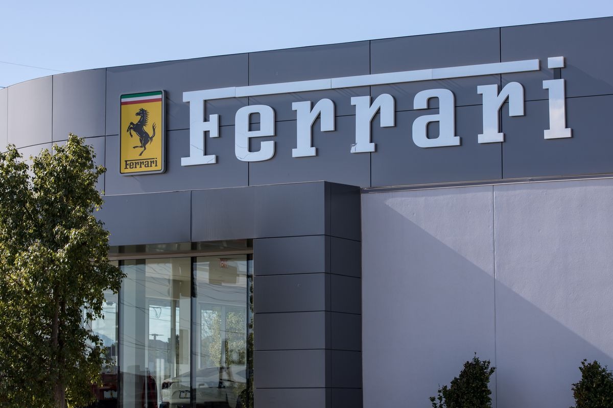 una concessionaria Ferrari con logo, scritta e cavallino