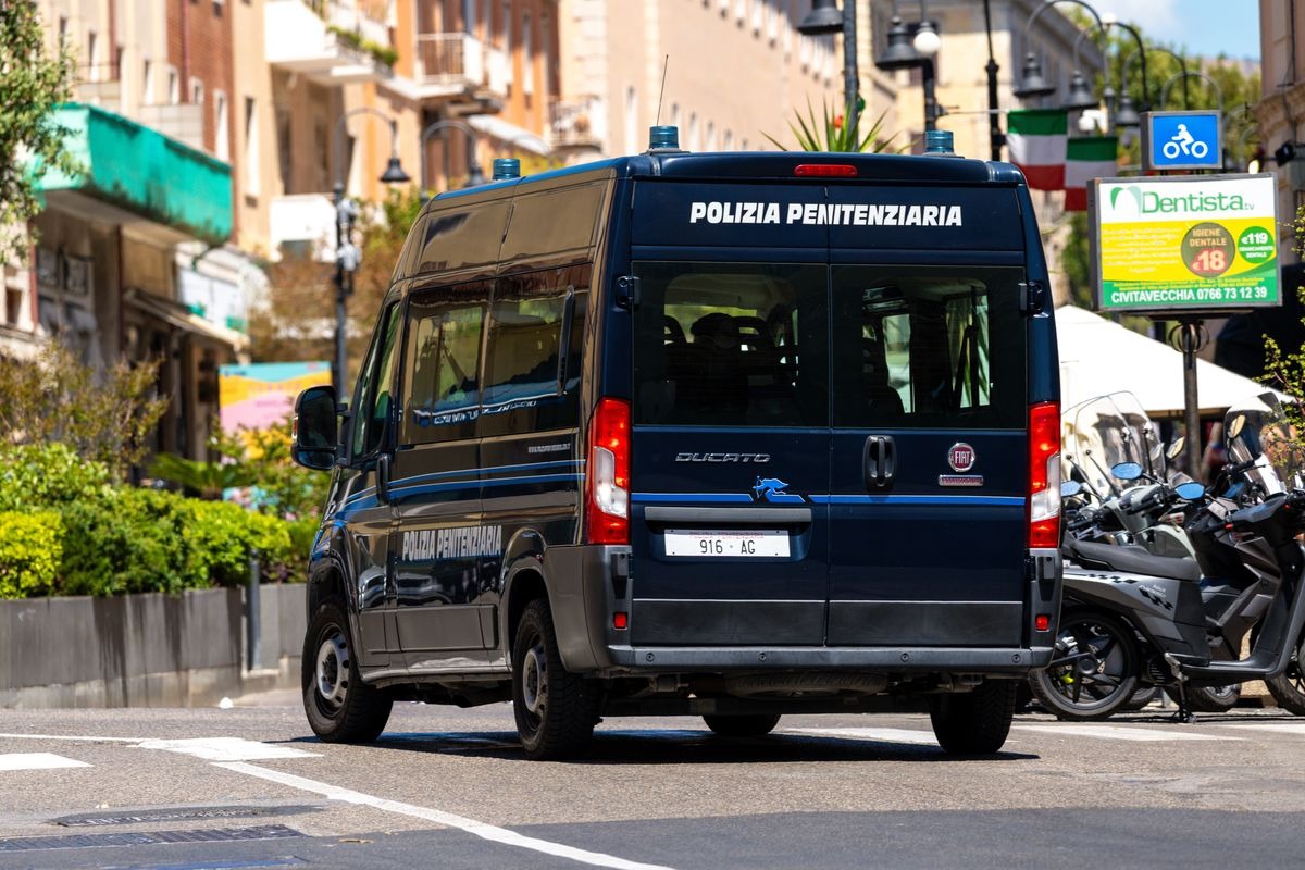 un furgone della polizia penitenziaria parcheggiato in strada