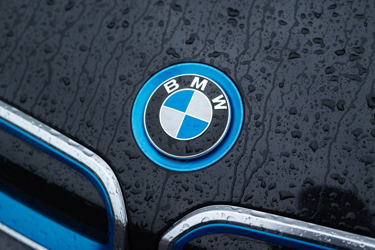 il logo BMW su una vettura bagnata dall'acqua