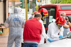la polizia scientifica collabora con i vigili del fuoco ad un caso